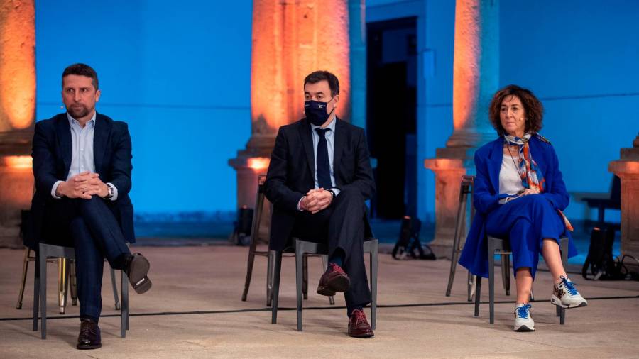 Ricardo Cabornero, Román Rodríguez e Mamen Quintas xerente de Ficción Producciones. FOTO: ladiapo.com