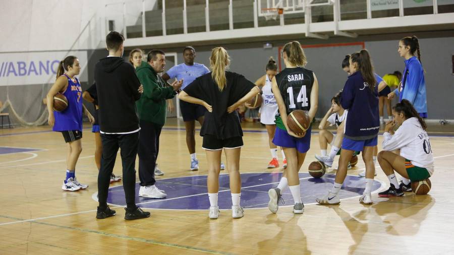 El entrenador Chiqui Barros dando instrucciones a sus jugadores del Ulla Oil en un entrenamiento. Foto: Antonio Hernández