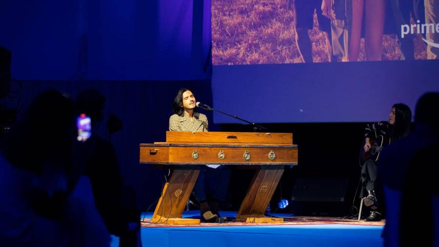 Actuación de Fredi Leis, compositor de parte de la serie 3 Caminos. FOTO: ladiapo.com