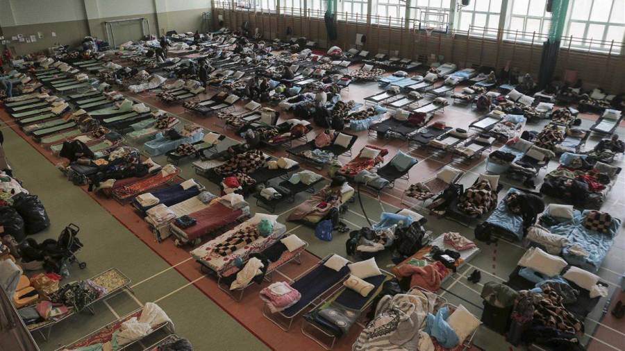 Cientos de camas alineadas dentro de un polideportivo en la ciudad fronteriza de Medyka, Polonia, para acomodar a los refugiados ucranianos que huyen de la invasión rusa. (Fuente, www.nationalgeographic.com.es/fotografia)