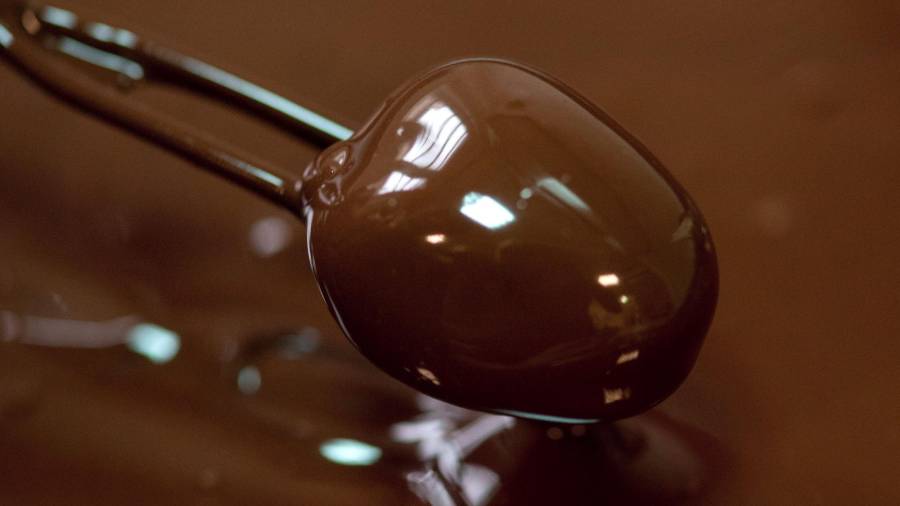 Bombón de chocolate elaborado manualmente en la fábrica de chocolate Saunion de Bordeaux, Francia. (Autora, Caroline Blumberg. Fuente, EFE)