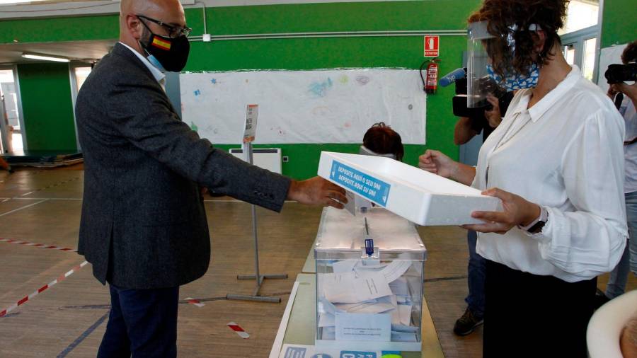 GRAF6839. NARÓN, 12/07/2020.- Un apoderado de Vox vota en las elecciones gallegas en un colegio de Narón, A Coruña este domingo. EFE/Kiko Delgado