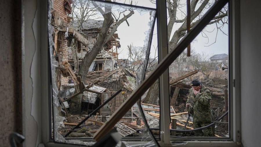 Andrey Goncharuk, de 68 años, miembro de la defensa territorial, se lamenta en el patio trasero de una casa dañada por un ataque aéreo ruso en Horenka. (Fuente, www.nationalgeographic.com.es/fotografia)