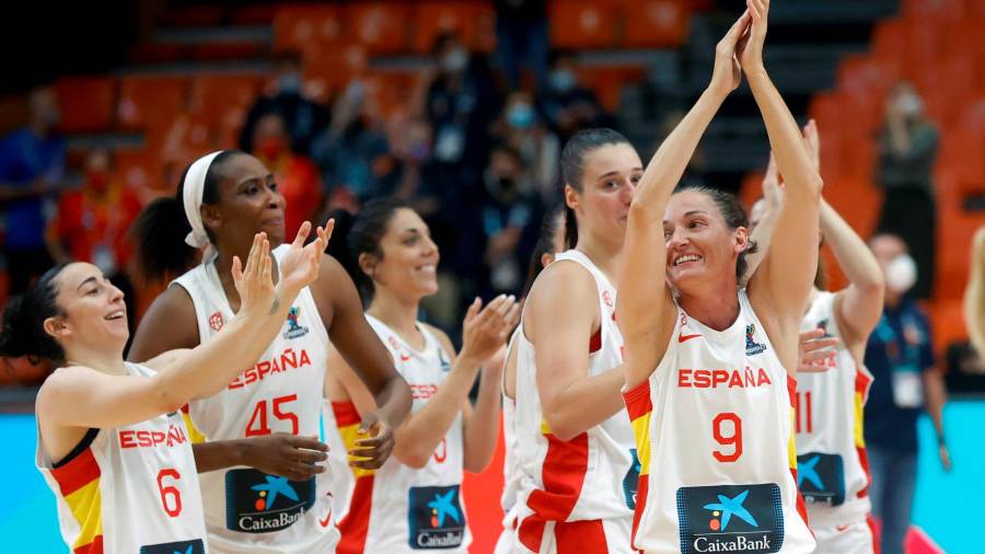 Las jugadoras de la selección española celebrando el triunfo ante Eslovaquia. Foto: Försterling. 