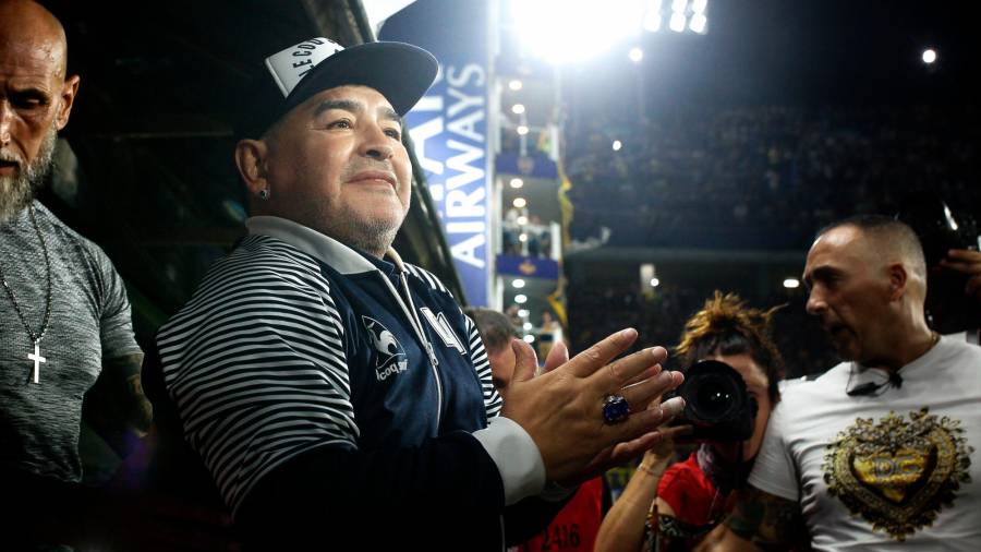 Maradona, dirigiendo al Gimnasia y Esgrima argentino hace unos meses. Foto: Juan Ignacio Roncoroni/EFE