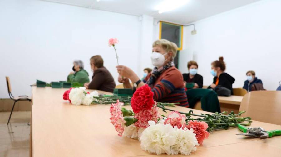 Participantes na primeira sesión do taller floral. Foto: cedida.