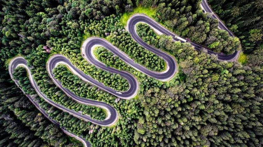 Carretera infinita a Transilvania. Fotografía galardonada con el segundo premio en la categoría de Naturaleza. (Fuente Dronestagram y National Geographic).