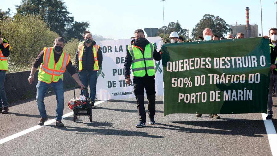 Pancartas que iban en cabeza de las decenas de trabajadores que se dirigieron hacia el centro de la ciudad de Lérez. Foto: Beatriz Ciscar/E. Press