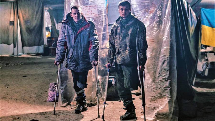 sin piernas. Dos soldados tratan de aguantarse en pie apoyados en muletas. Foto: Telegram Mariúpol Major
