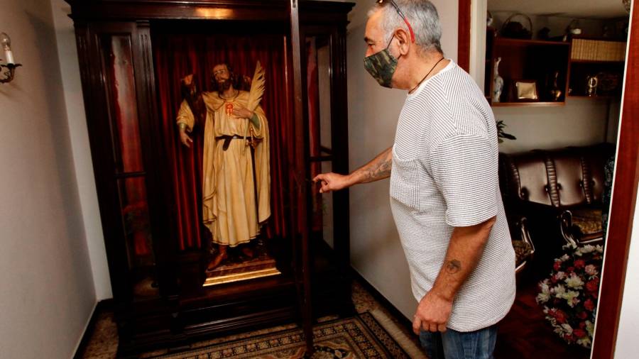 Paco Otero, reconocido belenista de Conxo, con la imagen del San Serapio en la casa de las hermanas Codesido Insua. Foto: Fernando Blanco