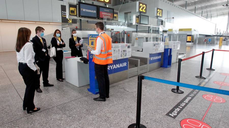 Personal de Ryanair ultimaba ayer detalles para la vuelta a la actividad de la compañía en Lavacolla. Foto: Fernando Blanco