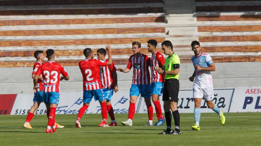 El santiagués Manu Barreiro, en el centro, celebra el primer gol del Lugo. Foto: Fernando Blanco