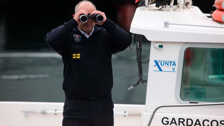  control del océano. Un agente de la unidad operativa de Gardacostas de Ferrol vigila desde su barco (A Coruña). Foto: Xunta 