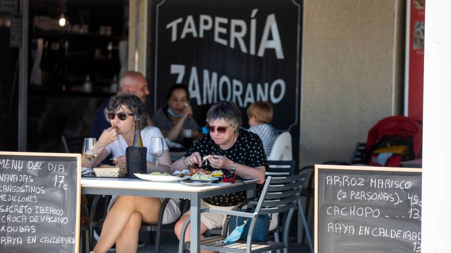 Dos mujeres consumen en la terraza de un establecimiento en Sanxenxo (Foto: Beatriz Ciscar / EP)
