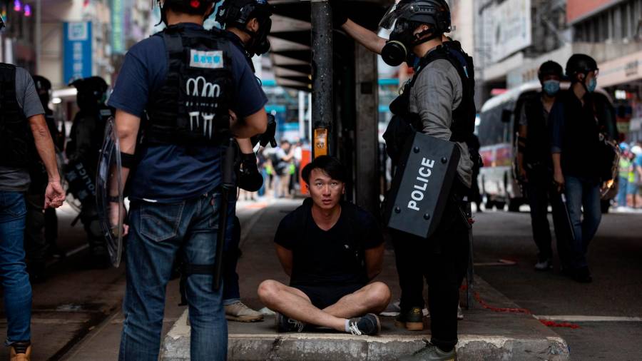 Un manifestante tras ser detenido por la policía. Foto: Efe