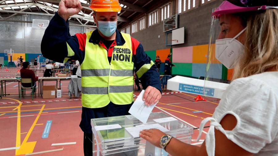 BURELA (LUGO), 12/07/2020.- Un trabajador de ALCOA vota en un colegio electoral de Burela (Lugo), este domingo con motivo de las elecciones autonómicas. EFE/ Eliseo Trigo
