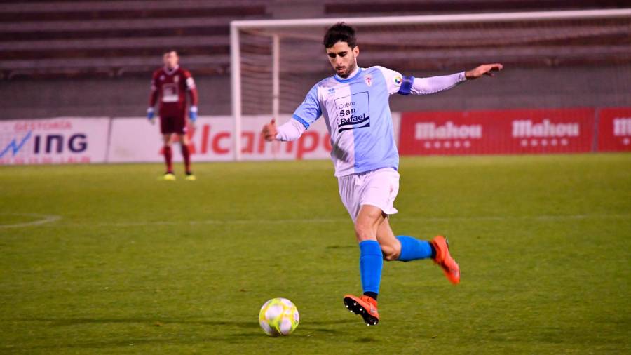 daño El capitán Álvaro Casas, con el balón en un partido de esta temporada con la SD Compostela. Foto: Amadeo Rey