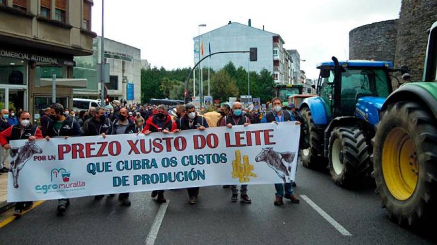 Protesta de Agromuralla el pasado 4 de noviembre por las calles de Lugo reivindicando una subida del precio de la leche. Foto: Campo Galego.