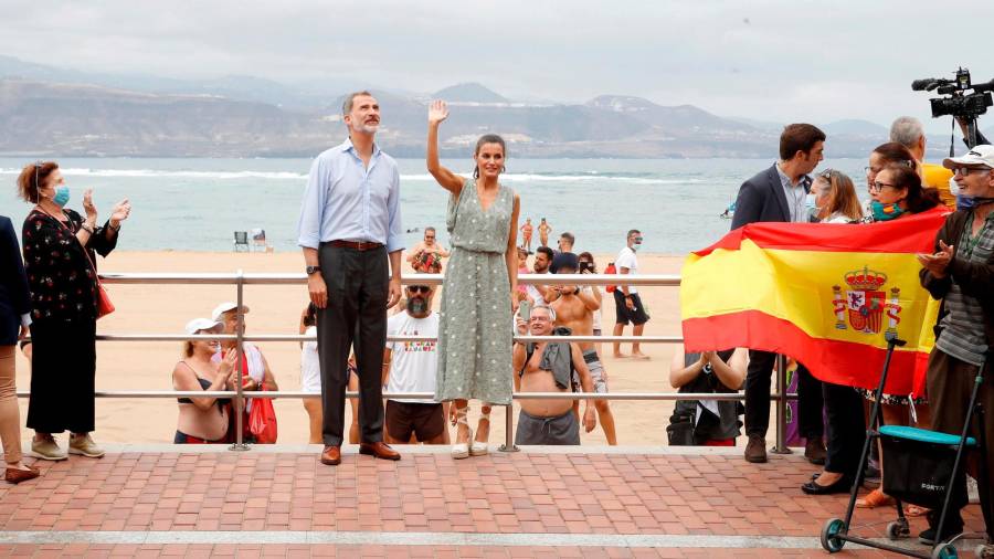 El rey Felipe VI y la reina Letizia posan en la playa de Las Canteras en su visita a las Palmas de Gran Canaria. FOTO: EFE/ Ballesteros
