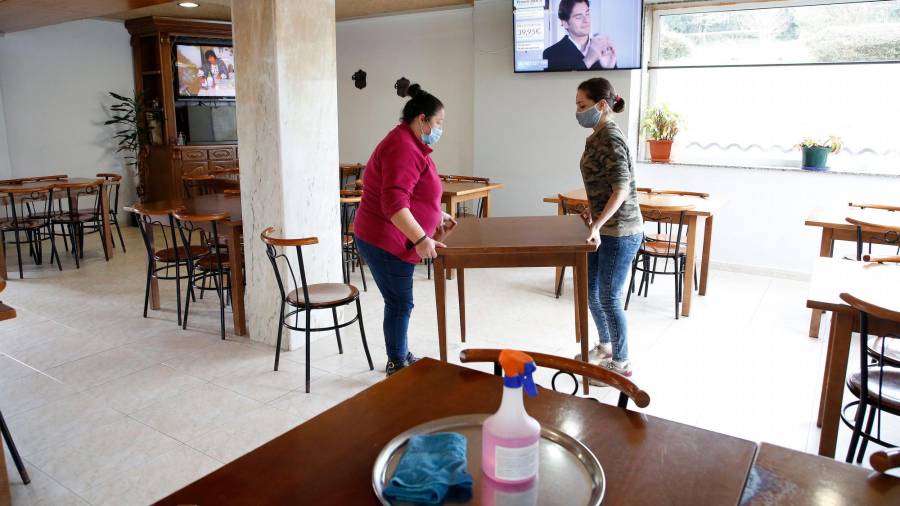Trabajadoras del bar Itatti colocan el mobiliario para la reapertura. Foto: A. Hernández