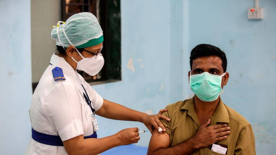 Imagen de una sanitario vacunando en la India. FOTO: EFE/DIVYAKANT SOLANKI