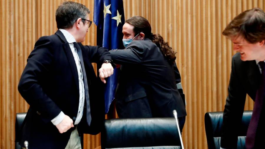 Patxi López y Pablo Iglesias se saludan con el codo al inicio de la comisión. Foto: S. Mariscal 