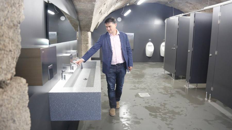 EL CONCEJAL Javier Fernández, ayer, en los nuevos baños de la avenida de Raxoi. Foto: A. H.