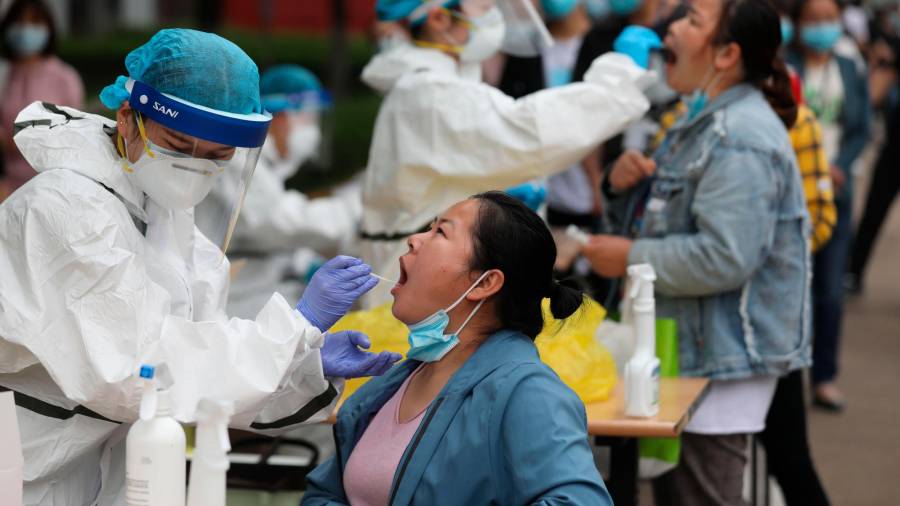 Wuhan (China), 15/05/2020.- Sanitarios hacen las pruebas de coronavirus a los trabajadores de una fábrica de Wuhan, en China. EFE/EPA/LI KE CHINA OUT