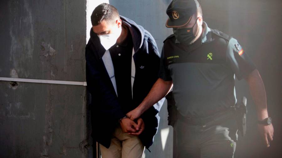 Un tercer detenido por el crimen de Samuel Luiz camino del Juzgado de Instrucción número 8 de A Coruña. Foto: EFE/ Cabalar