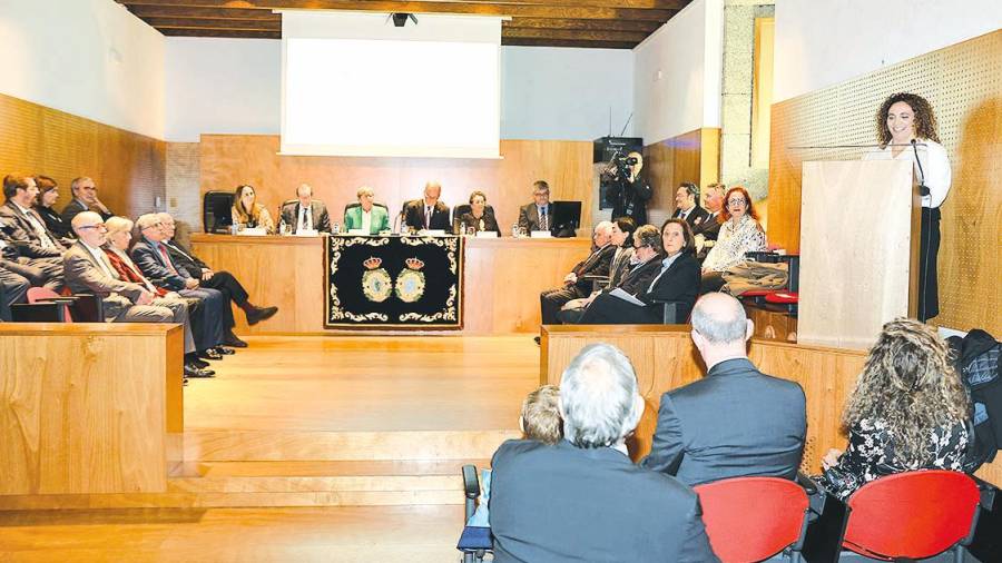 La catedrática de la USC María Loureiro pronuncia su discurso de ingreso en la Real Academia Galega de Ciencias