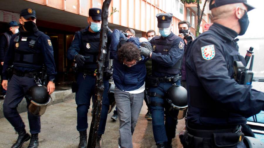 Agentes de la Policía Nacional con uno de los tres detenidos, dos hombres y una mujer, en el marco de una operación contra el tráfico de drogas que se llevó a cabo a finales de 2020 en Vigo. Foto: EFE / Salvador Sas