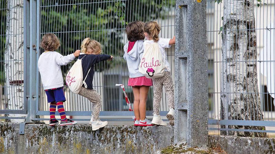 curso. Varios niños se encaraman a la valla del CEIP Manuel Mallo Mallo de Nadela (Lugo). Foto: Carlos Castro