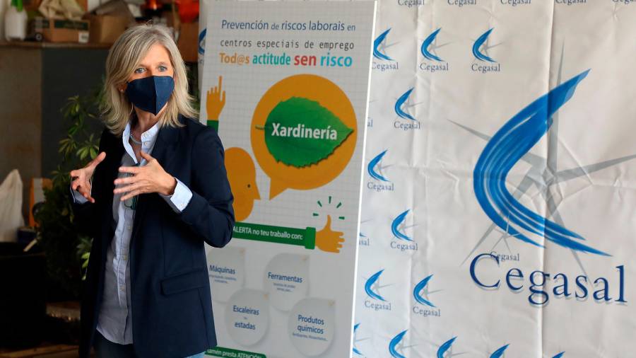 La directora xeral Covadonga Toca presentó las campañas en un centro especial de empleo de Raíces. Foto: XG