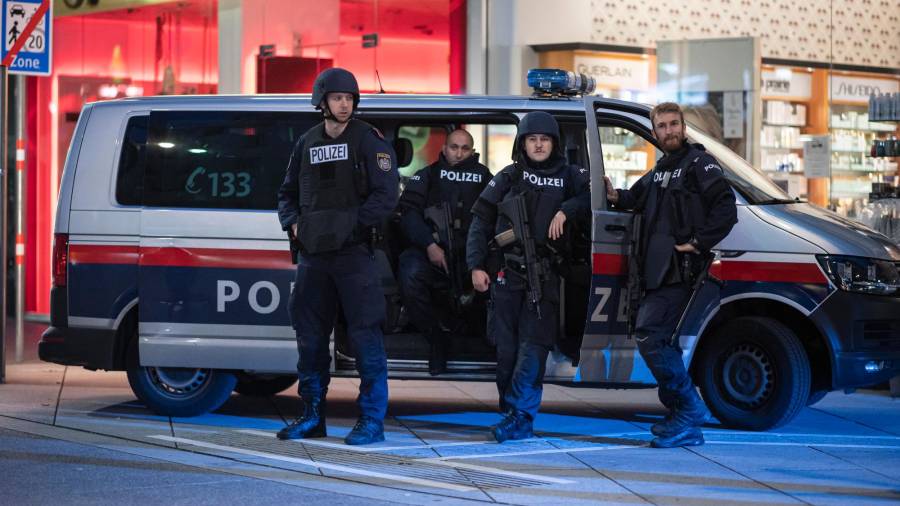 Policía de Austria en la capital de Viena. FOTO: EFE/EPA/CHRISTIAN BRUNA
