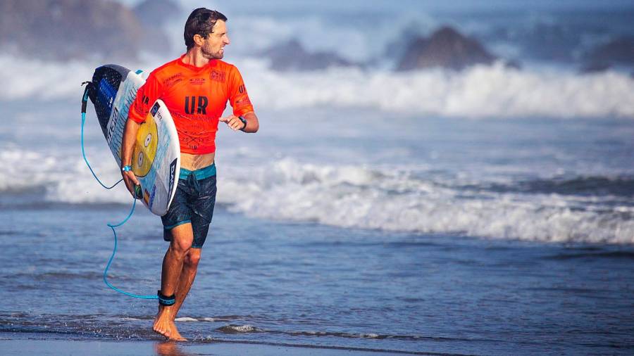 ENTRE LAS OLAS Vicente Romero buscará la clasificación olímpica en mayo en el Mundial. Foto: Fesurfing