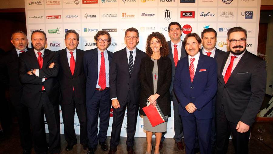 EL PRESIDENTE DE LA XUNTA, Alberto Núñez Feijóo, en el centro, con representantes del Banco Santander que asistieron a la gala de entrega de premios Gallegos del Año
