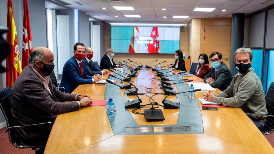 Miembros del Gobierno central y del autonómico madrileño, en la reunión de ayer. Foto: Efe