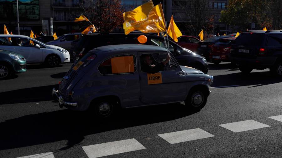 GRAF3448. MADRID, 22/11/2020.- Varios coches participan en la manifestación con vehículos que recorre el Paseo de la Castellana desde Cuzco a Cibeles en Madrid este domingo contra la Ley de Educación (LOMLOE), denominada también 'Ley Celaá', aprobada esta semana en el Congreso. EFE/JuanJo Martín