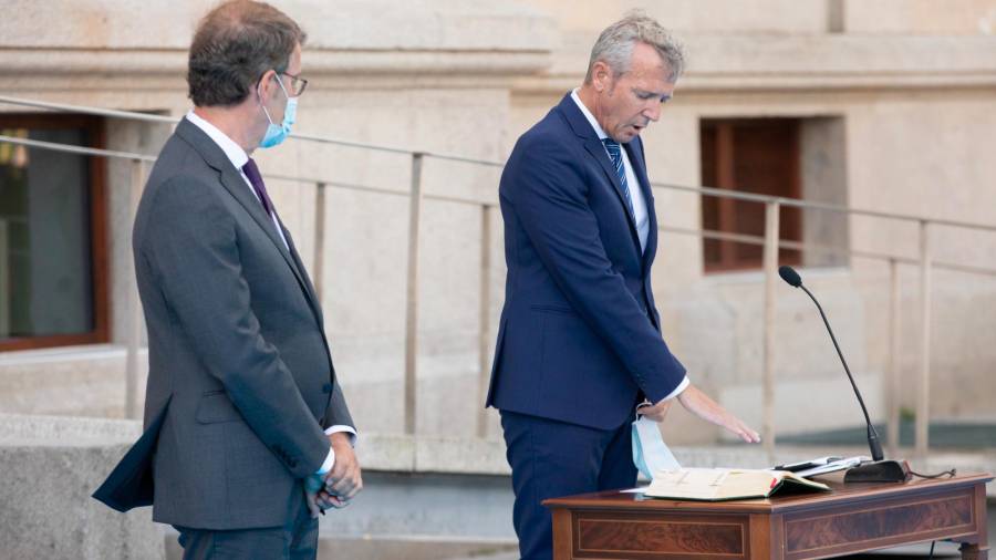 Alfonso Rueda jura como vicepresidente primero de la Xunta ayer ante Feijóo. Fotos: ECG
