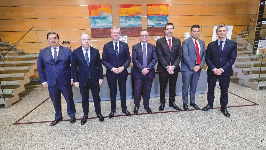 autoridades. Alfonso Rueda o Sánchez Bugallo acudieron al acto de inauguración de la sede de CEIN en Compostela