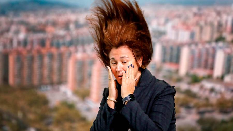 foto del día. La candidata a la presidencia por Junts Per Catalunya, Laura Borràs, antes del acto electoral. Foto: Efe