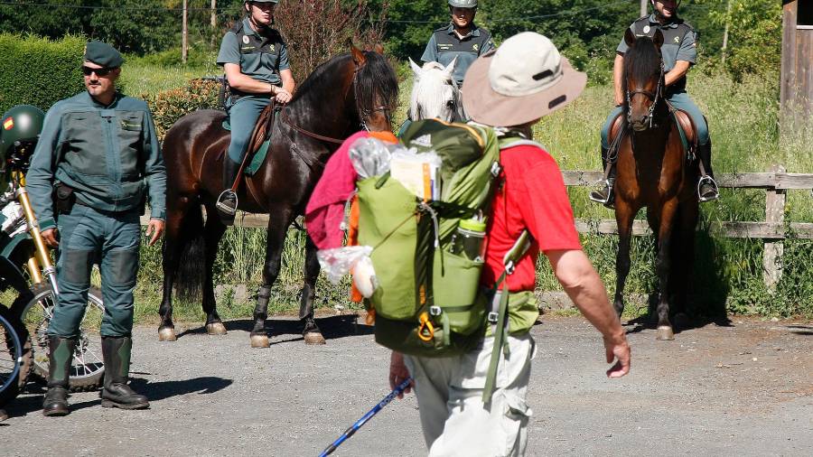 Agentes de la Guardia Civil a caballo en una de las últimas temporadas de verano en el Camino de Santiago. Foto: Pepe Ferrín