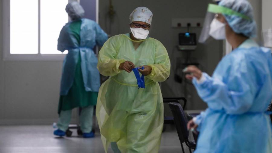 DESABASTECIMIENTO. Varias enfermeras trabajan en la sala de emergencias COVID del Hospital Santa Maria (Lisboa). Foto: Tiago Petinga 