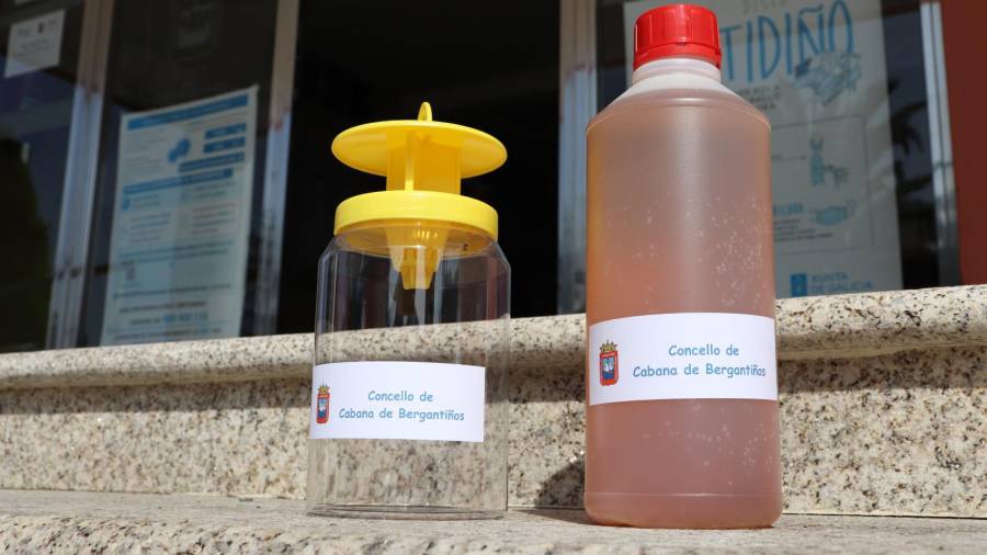 Modelo de trampa e líquido repelente que se ofrecerá gratuitamente á veciñanza. Foto: Concello de Cabana