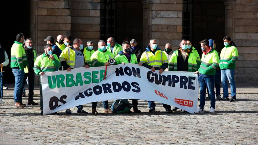 Trabajadores de Urbaser concentrados ayer con una pancarta en el Obradoiro. Fotos: B. Fdez.