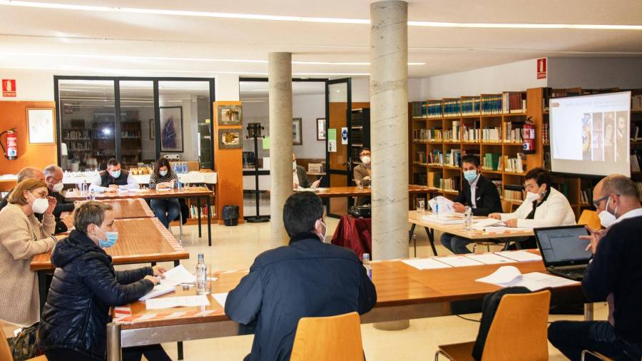 Alcaldes e concelleiros reunidos no interior da biblioteca de Porto do Son. Foto: Asociación