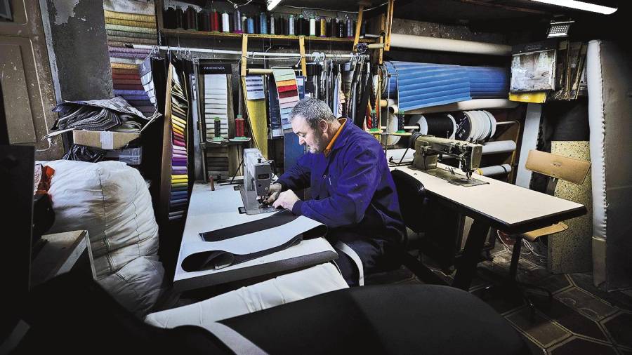 El tapicero Manuel Argimiro Leis en su taller. Foto: Cabalar/Efe