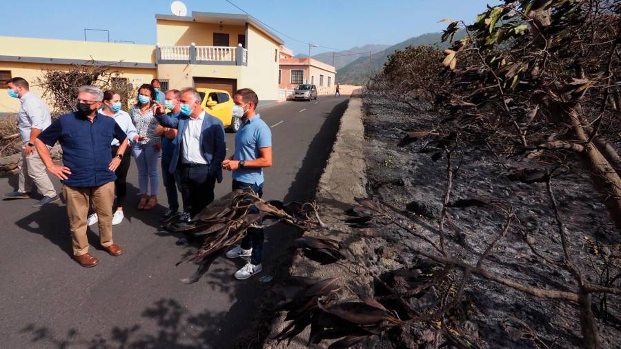 El presidente de Canarias, Ángel Víctor Torres, segundo por la derecha, durante su visita a las inmediaciones del incendio del municipio de El Paso de La Palma. Foto: E.P.