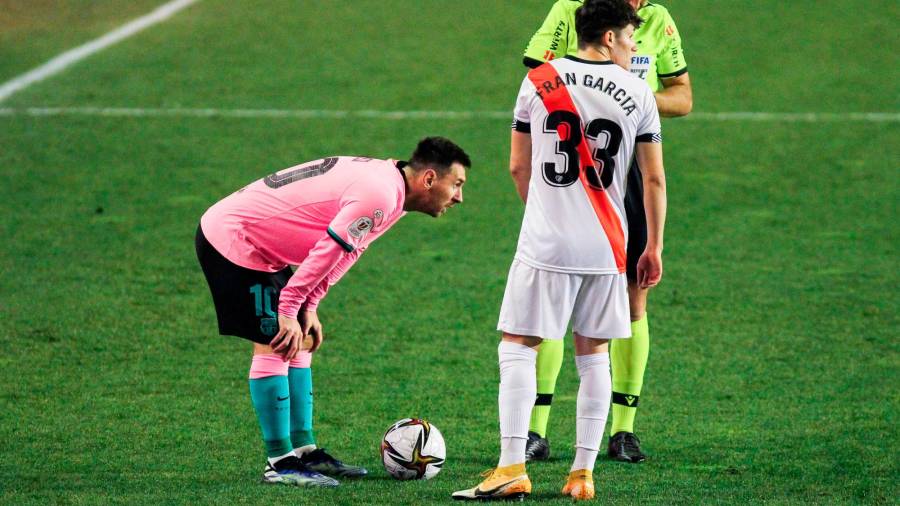 LÍDER Messi se dispone a lanzar una falta. Foto: AFP7