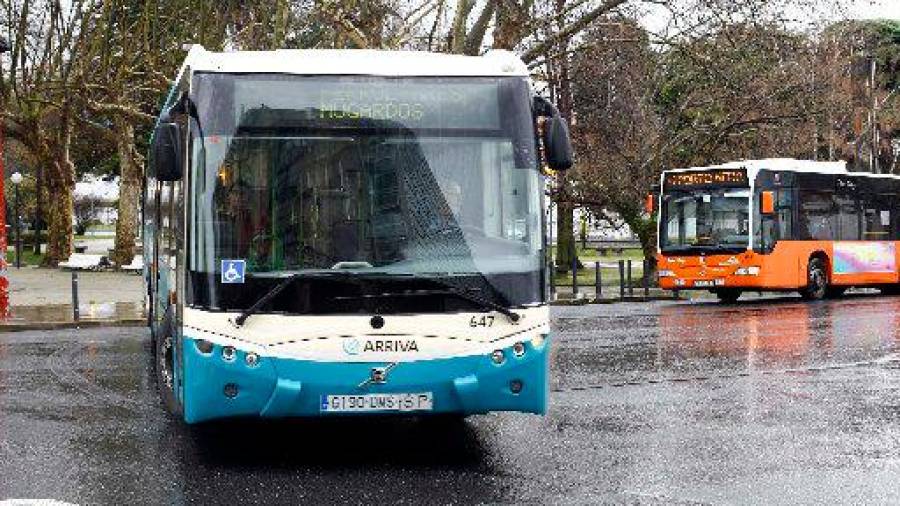 Autobuses interurbanos en la parada del cantón de Ferrol. Foto: Kiko Delgado